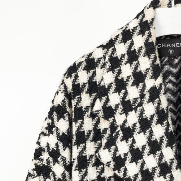 Chanel AW/19 Runway White & Black Houndstooth Wool-Tweed Coat - Picture 5 of 16